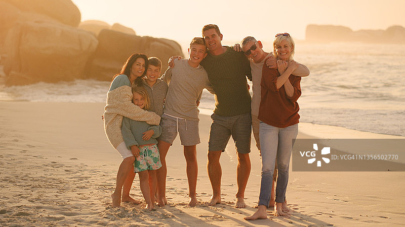 一个充满深情和幸福的家庭在海滩享受一天的全长肖像图片素材