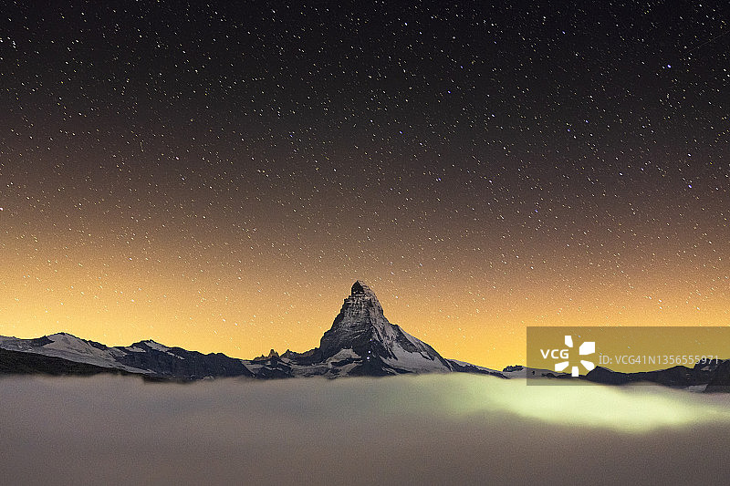 夜雾下的瑞士马特洪峰图片素材