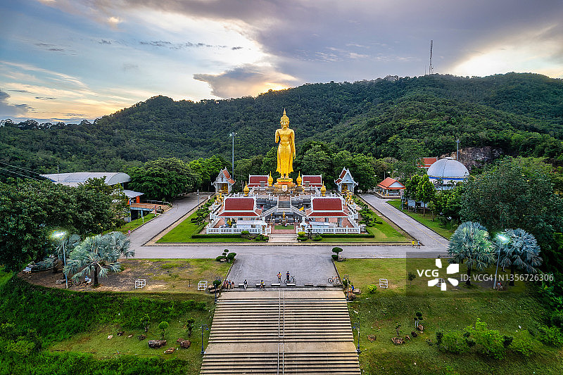 无人机观看泰国松卡省哈特雅山顶公园的日出美景和金佛雕像图片素材