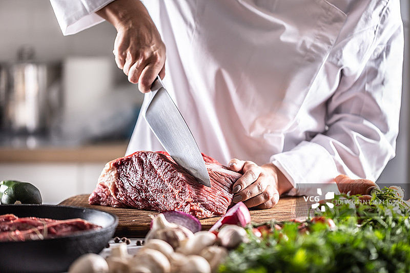 由专业餐厅厨师切成的猪肉或牛肉块的细节。图片素材
