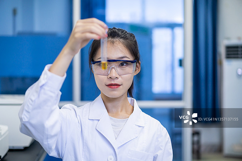 一位年轻的亚洲女科学家在实验室里图片素材