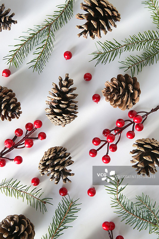 圣诞树树枝，针叶树球果和红色浆果顶部视图在白色背景。圣诞节，寒假，新年概念。图片素材