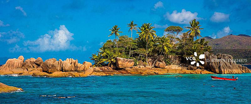 浮Snorkelling paradise，塞舌尔岛，蓝绿色的大海高耸的花岗岩，圣皮埃尔，塞舌尔，圣皮埃尔，普拉斯林，塞舌尔图片素材