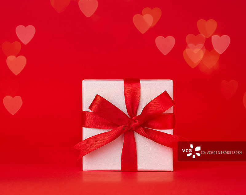 红色背景的礼品盒，情人节礼物。图片素材