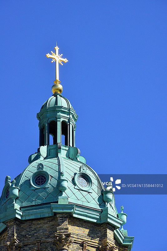 美国威斯康辛州密尔瓦基市，福音约翰大教堂，圆顶，灯笼和十字架图片素材