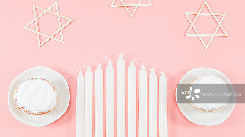 九个白色的，两个带粉的甜甜圈还有三个粉色的大卫蜡烛的木制星图片素材