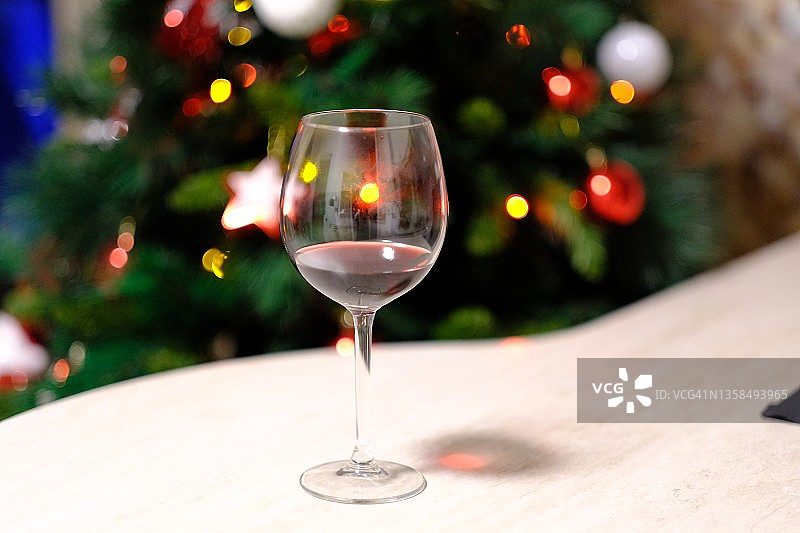 圣诞假期喝杯红酒放松一下图片素材