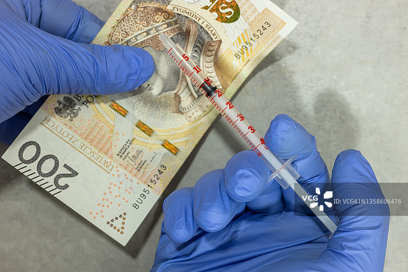 疫苗接种和研究 奥密克戎新变种的成本，概念，在实验室手套的接收器持有200波兰兹罗提纸币和注射注射器图片素材