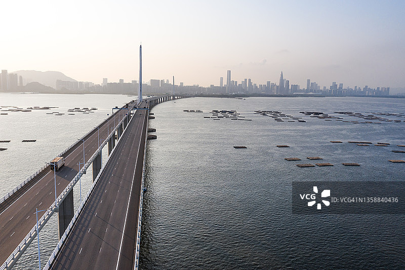 无人机俯瞰深圳湾大桥图片素材