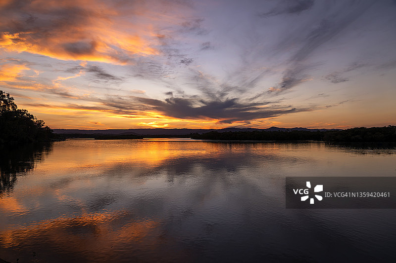 充满活力的颜色在早晨日出反射在水黄金海岸澳大利亚图片素材