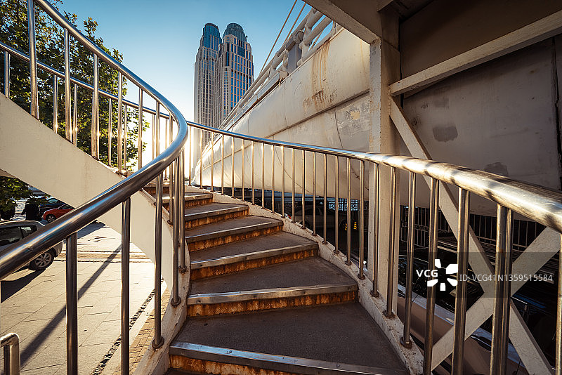 高架桥上的螺旋楼梯图片素材