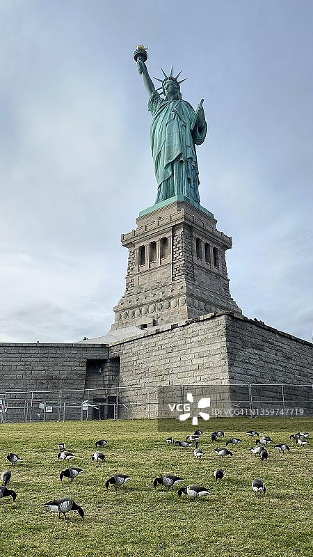 自由女神像公园纽约市美国美国纪念碑白天太阳云海旅游目的地旅行美国美国国旗图片素材