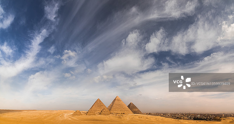 埃及开罗吉萨金字塔建筑群的日落图片素材