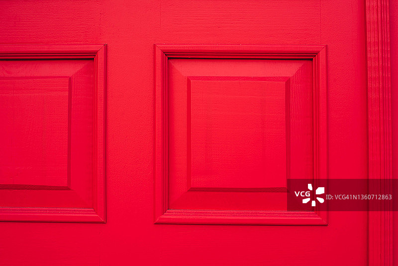 红色的门上有巨大的方形雕刻。极简风格的门。图片素材
