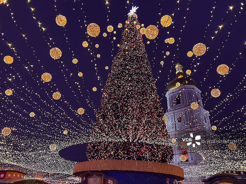 乌克兰首都基辅，古老的圣索菲亚大教堂附近，圣诞树装饰着金色的彩球。圣诞节和新年庆祝活动。图片素材