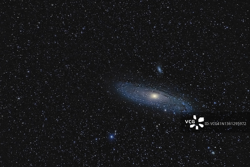 仙女座M31星系在夜空中图片素材