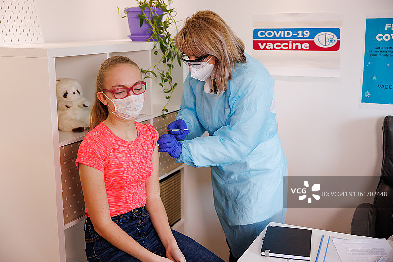 在防疫中心接种新冠肺炎疫苗的女孩图片素材