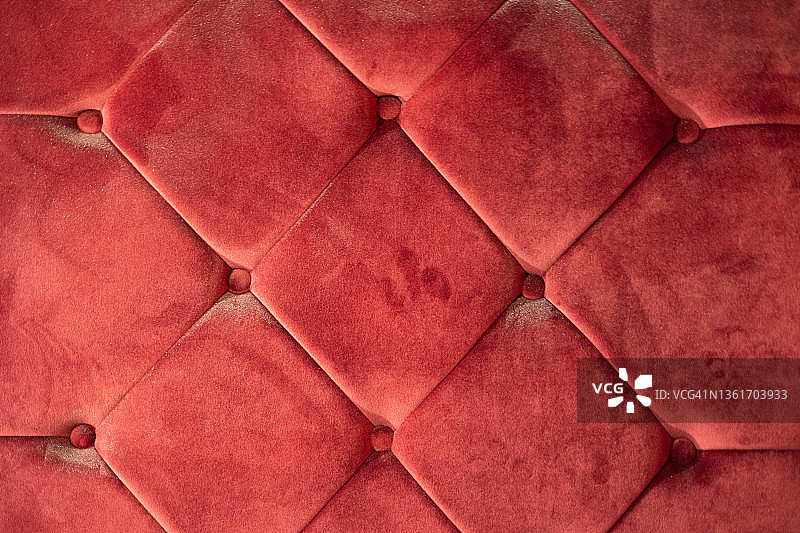 红色天鹅绒沙发的全帧镜头图片素材