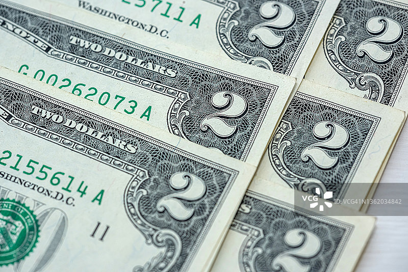 一堆2美元钞票，金融概念图片素材