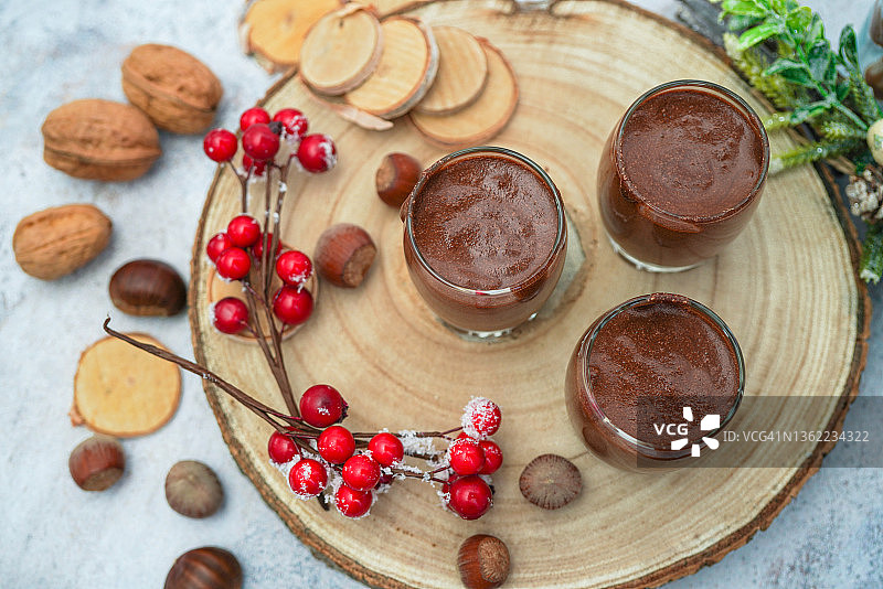 假日甜点巧克力慕斯的俯视图图片素材