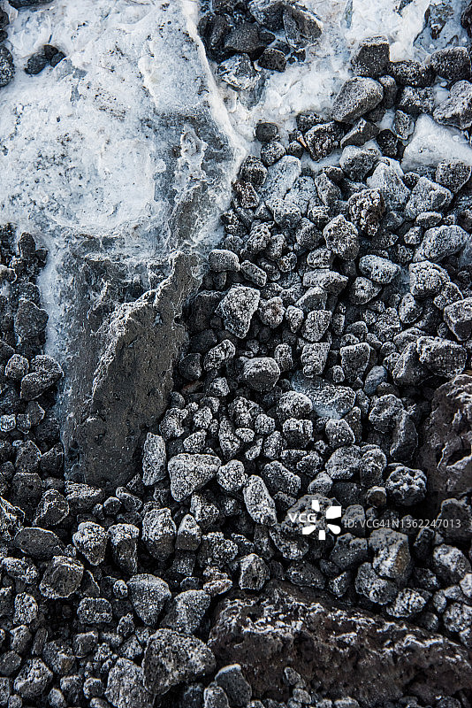 冰岛地热泉的熔岩被雪覆盖着图片素材