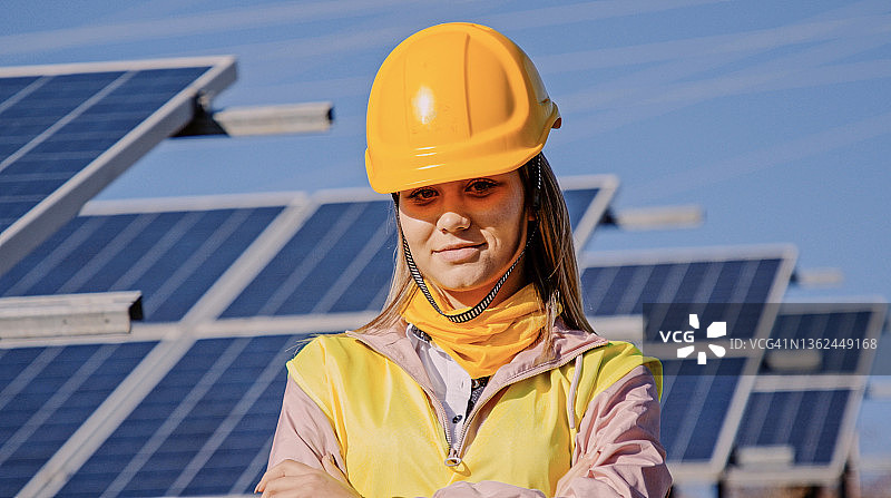 在太阳能发电厂工作的女工程师。可再生能源系统。太阳能城市。图片素材