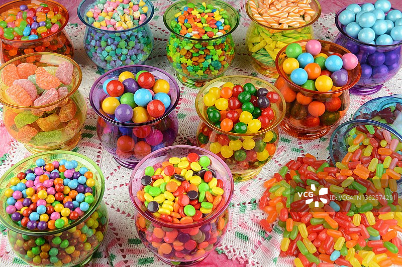 彩色罐子里的糖果图片素材