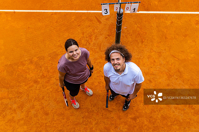 女性和男性对手的肖像，准备一场网球比赛图片素材