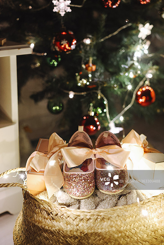 带装饰品和礼物的圣诞树图片素材