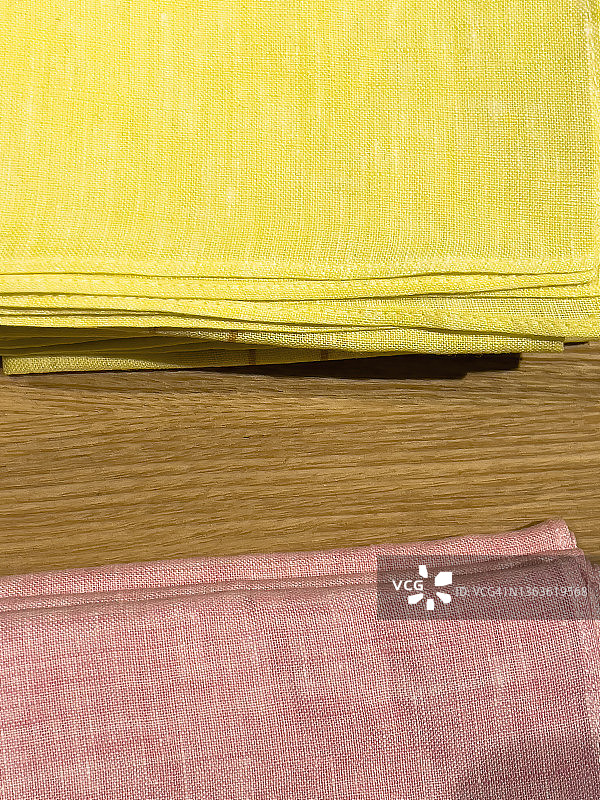 黄色和粉红色的围巾在桌子上图片素材