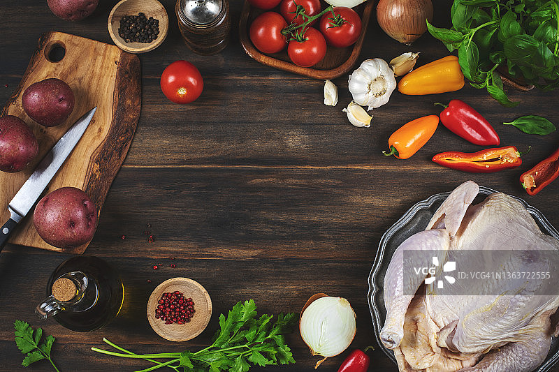 健康的烹饪材料，生鸡肉和新鲜蔬菜在木制背景。图片素材
