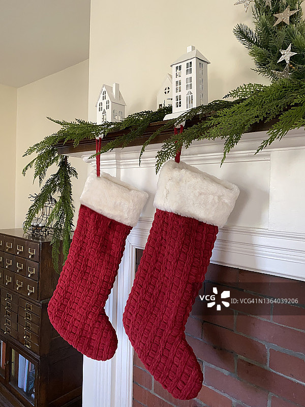 壁炉架上挂着两只红色的圣诞袜图片素材