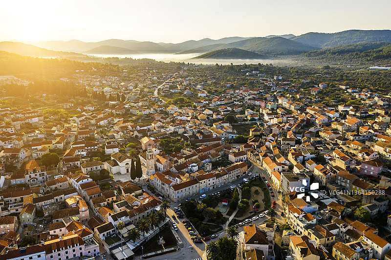 克罗地亚科库拉岛，维拉卢卡镇日出时的鸟瞰图图片素材
