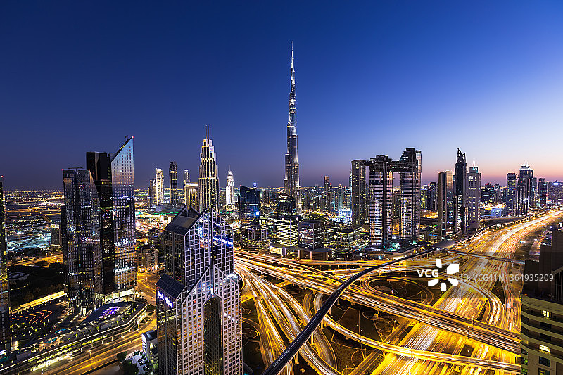 阿联酋迪拜，现代城市天际线和日落城市景观的高视角。图片素材