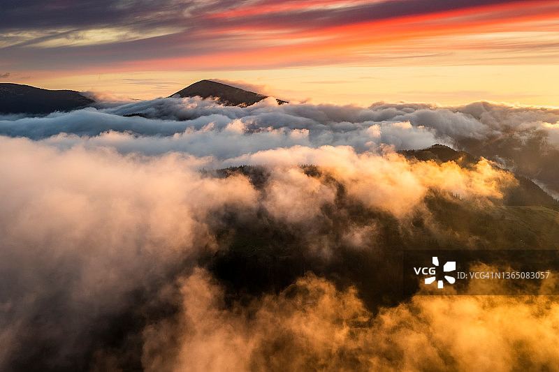 鸟瞰雾蒙蒙的山中日出。喀尔巴阡山脉图片素材