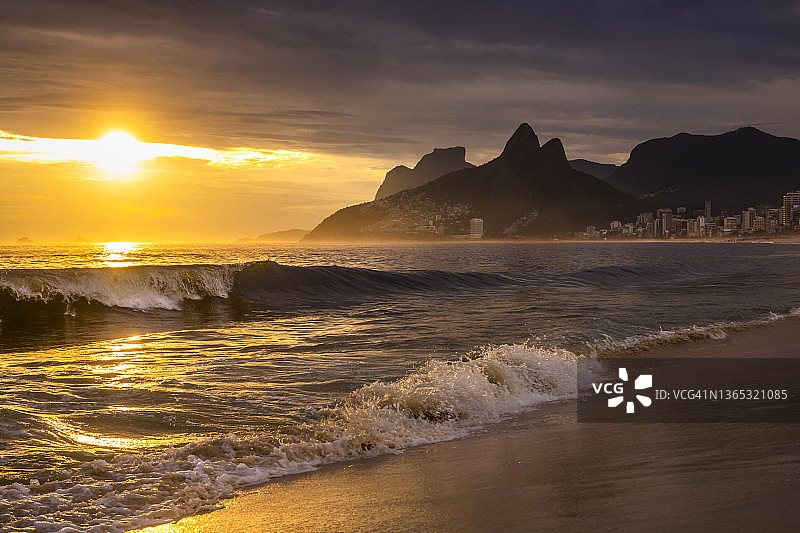 巴西，里约热内卢，依帕内玛海滩的日落图片素材