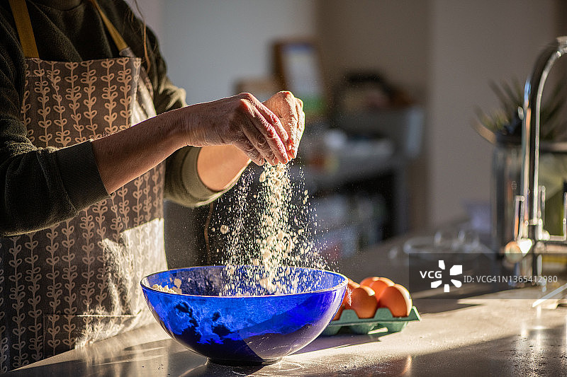 在碗里搅拌面粉的女人图片素材