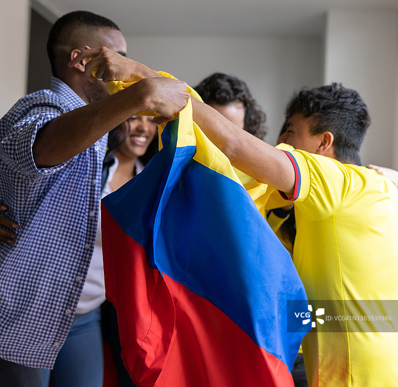 一群兴奋的哥伦比亚球迷在国内庆祝进球图片素材