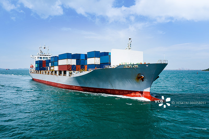 集装箱船在绿色海上全速行驶，商业和工业运输进出口国际由集装箱船远洋图片素材