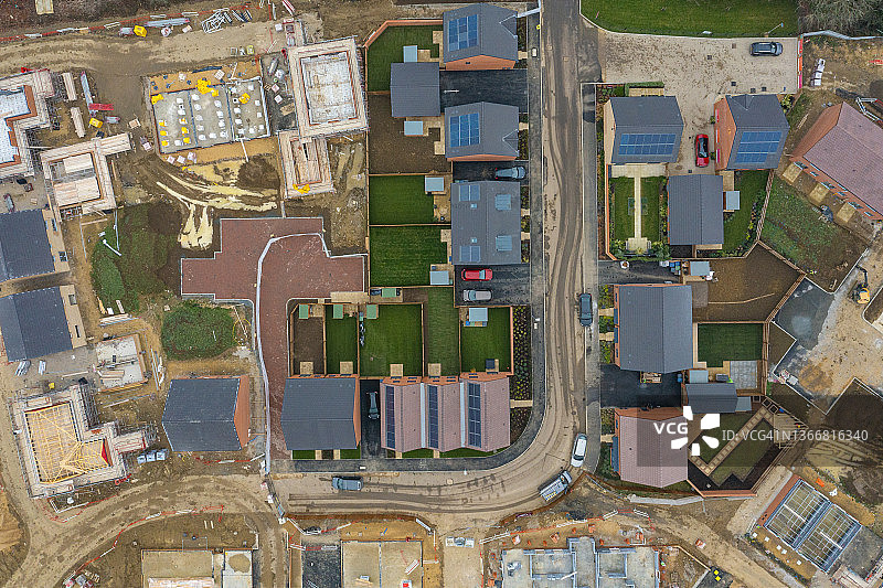 英国现代住宅建筑工地的无人机视图图片素材