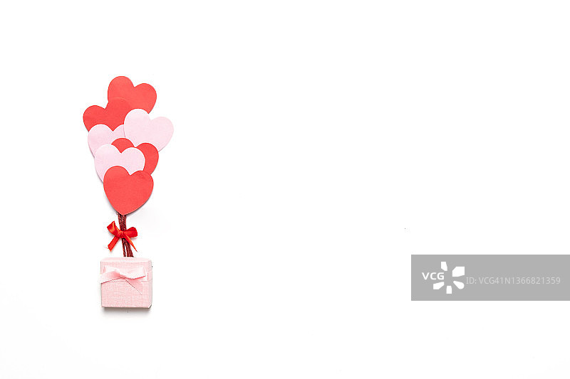 情人节背景与红色和粉红色的心像气球孤立在白色背景，俯视图图片素材
