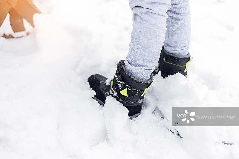 孩子们的靴子在雪地里。图片素材
