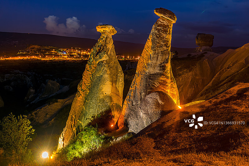 卡帕多西亚的三姐妹岩石形成的夜晚。仙女烟囱(岩胡毒)。图片素材
