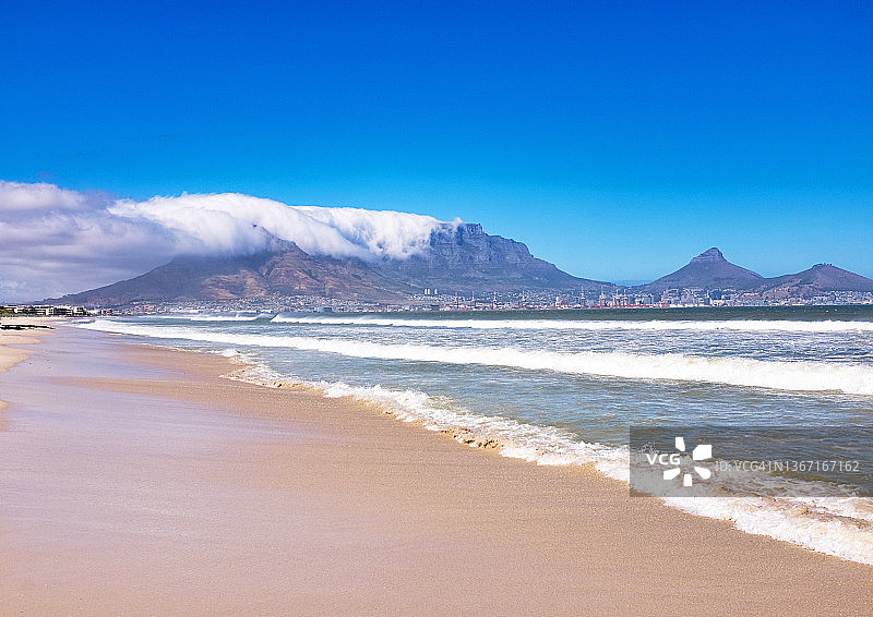在一个完美的夏日，在南非开普敦的海滩、大海和桌山图片素材