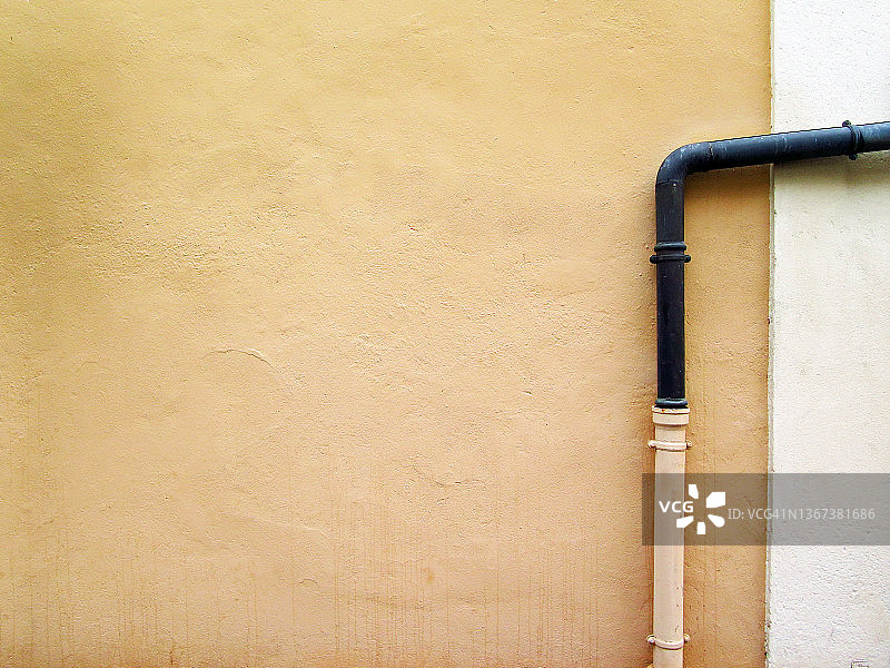 巴黎的空墙被漆成浅棕色，用管子风化图片素材