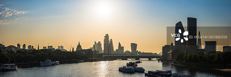 泰晤士河全景上，伦敦的尖顶和摩天大楼勾勒出日出的轮廓图片素材