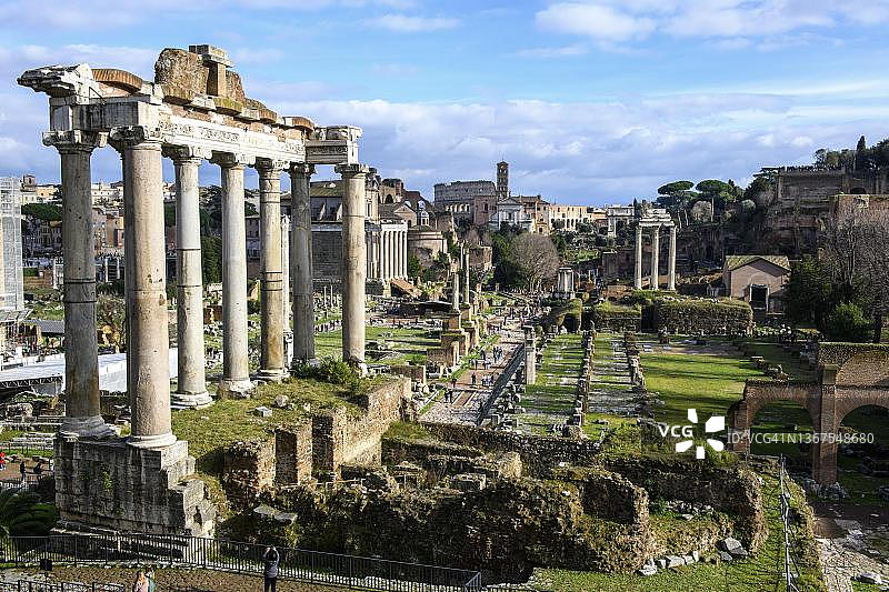 罗马广场，意大利，拉提姆，土星神庙的柱子和地基遗迹的遗迹图片素材