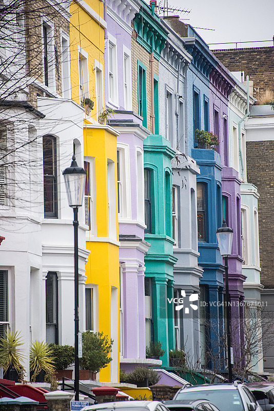 伦敦诺丁山，一排色彩缤纷的联排别墅图片素材