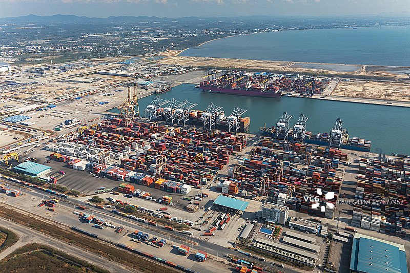 航视集装箱货轮，用于码头商港的物流、进出口、航运或运输。图片素材