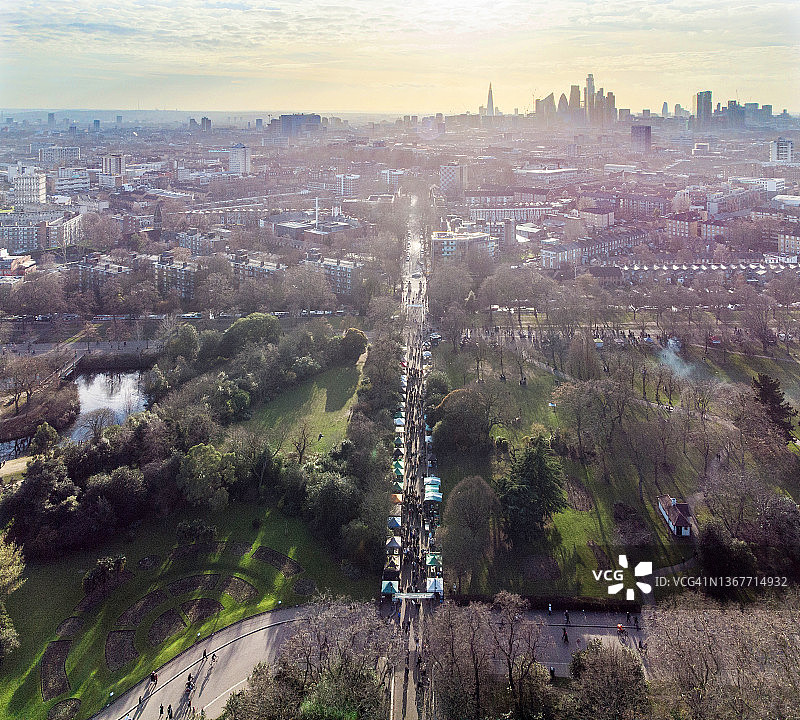 无人机视角下的伦敦维多利亚公园食品市场图片素材